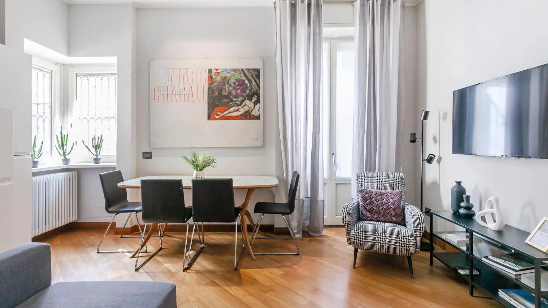 Apartment San Babila Executive Suite - Discover The Historic Centre Of Milano Italy